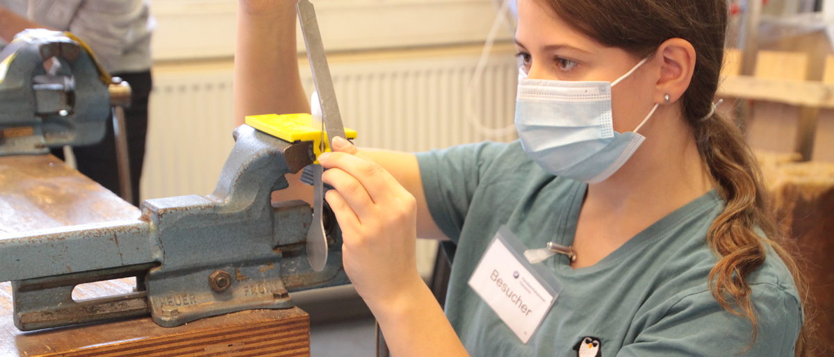 mädchen ins handwerk, frau, metall, feile, mundschutz, maedchen,