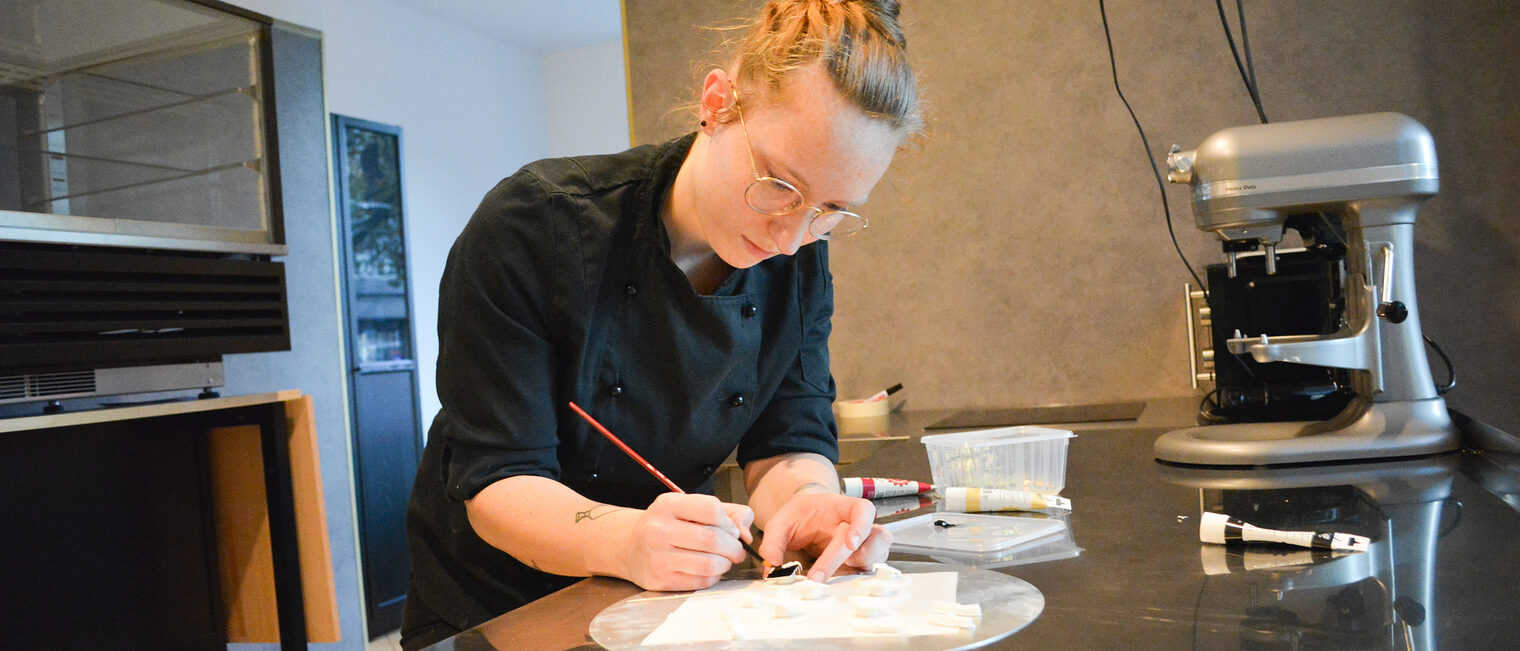 In ihrer Backstube fertigt Konditormeisterin Katharina Müller feine Köstlichkeiten mit viel Liebe zum Detail. frau, handwerk, gründung, gruenden, backstube