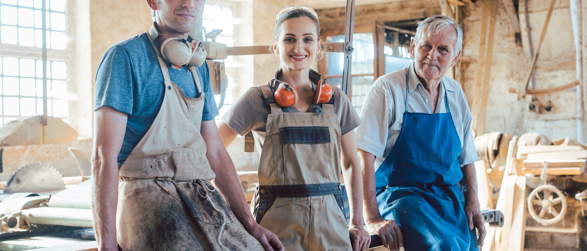 AdobeStock_318956603_web, tischlerei, werkstatt, generation, nachfolge, meister, frau, mann, vater, chef, sohn, tochter, übergabe,