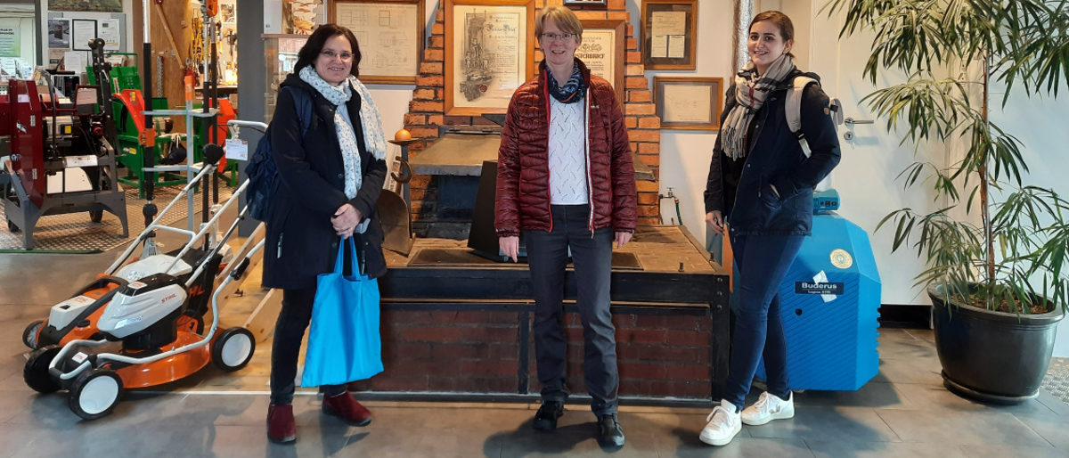 v.l.n.re Kirsten Höxter, Anke Deterding und Carolin Elseg vor dem alten Schmiedeofen. fitf frauen, elseg, höxter, besuch betriebe, tour, zwischenbilanz