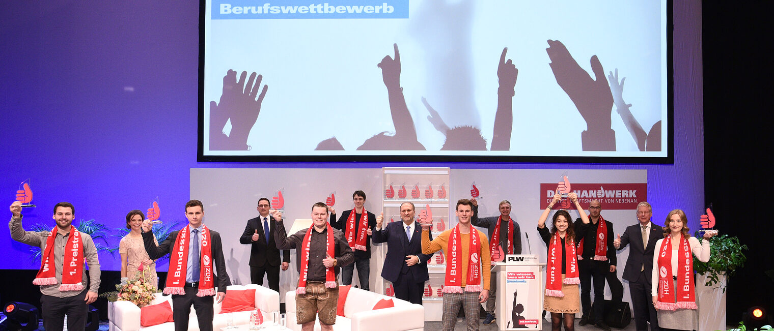 Zehn von mehr als 100 Bundessiegerinnen und Bundessiegern konnten ihre Urkunden und Pokale persönlich in Empfang nehmen. Bundessieger 2020, ZDH, Leistungswettbewerb des Deutschen Handwerks