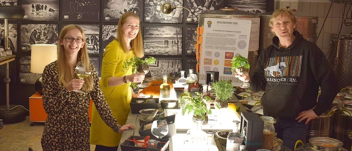 (v.l.n.r.) Die Clubkoordinatorinnen Anika Wohlers und Jana Sieke sowie Hannover Gin-Gründer Joerma Biernath. (v.l.n.r.) Die Clubkoordinatorinnen Anika Wohlers und Jana Sieke sowie Hannover Gin-Gründer Joerma Biernath.