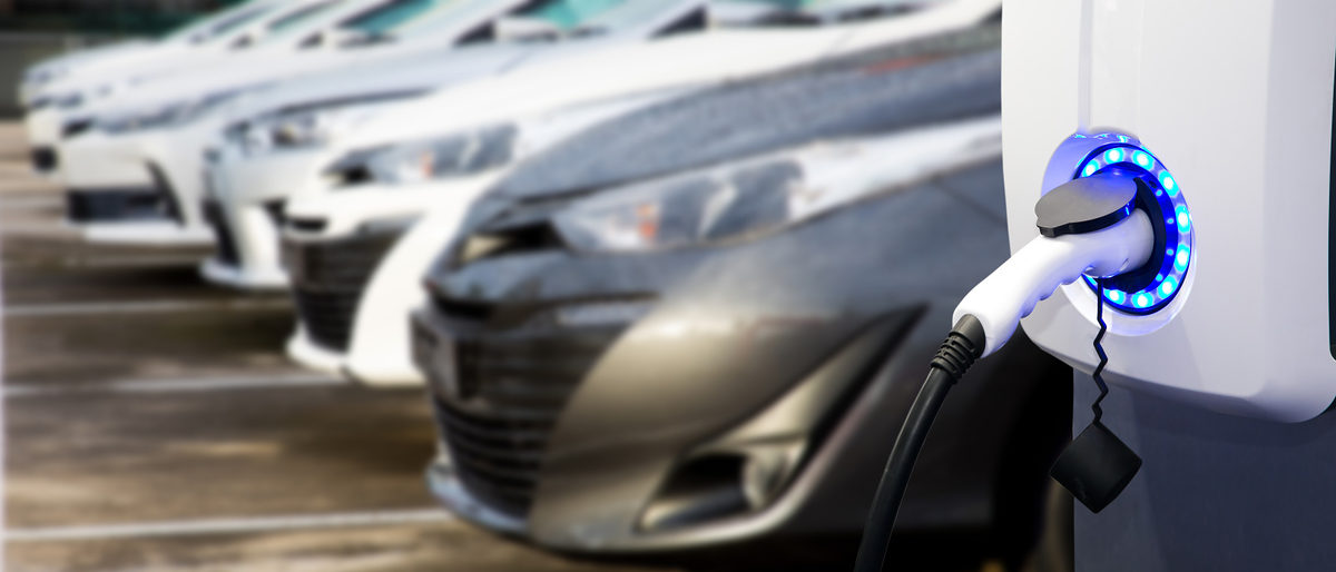 AdobeStock_335558878, Fahrzeug, PKW, Auto, Fuhrpark, Ladesäule, Elektroauto, Elektrofahrzeug, Strom, aufladen, Akku, batterie,
