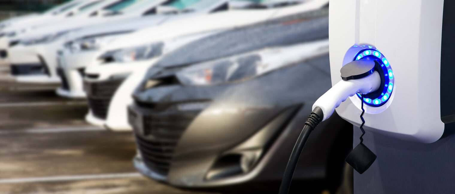 AdobeStock_335558878, Fahrzeug, PKW, Auto, Fuhrpark, Ladesäule, Elektroauto, Elektrofahrzeug, Strom, aufladen, Akku, batterie,