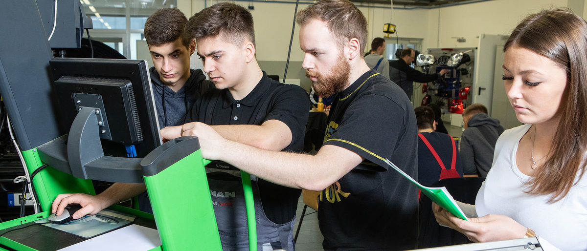 Kfz-Auszubildende in der Werkstatt Kfz-Auszubildende in der Werkstatt
