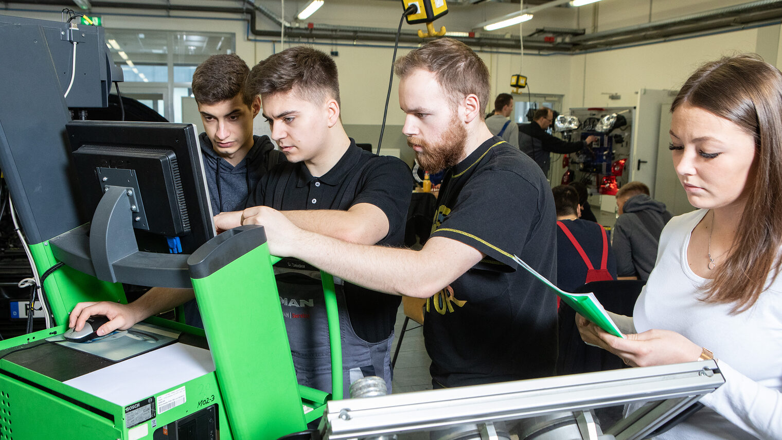 Kfz-Auszubildende in der Werkstatt