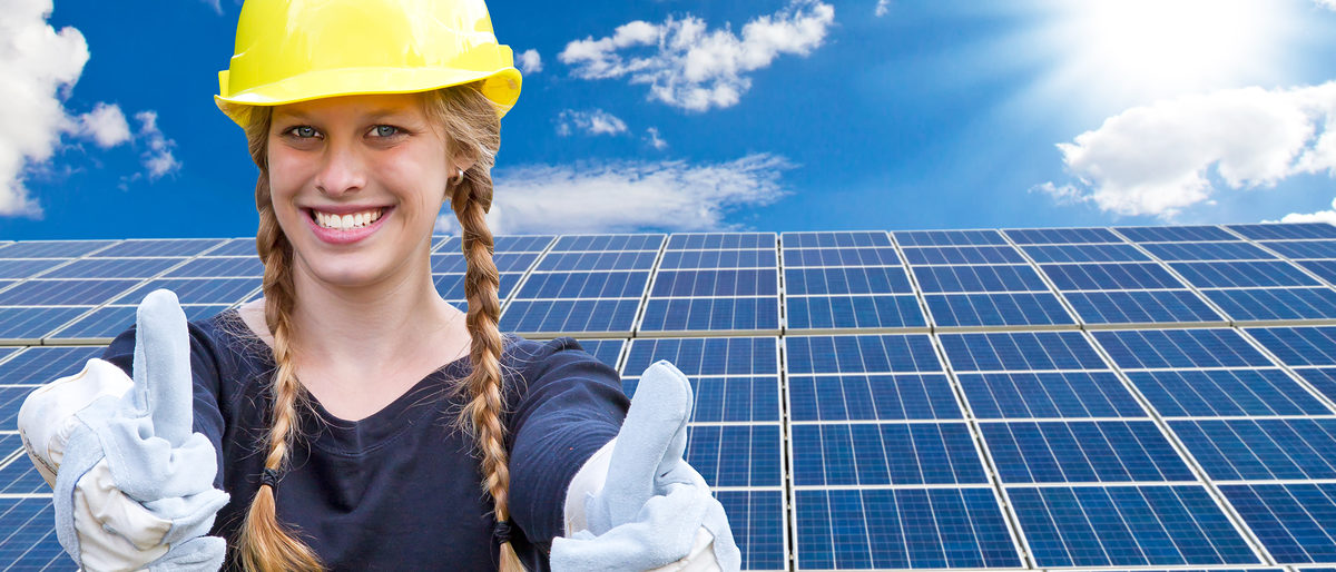 solarzellen, sonnenenergie, frau, daumen, mädchen, oben, hoch, photovoltaik, freude, umweltschutz, ökologie, sonne, ingenieur, energie, blond, handwerk, spaß, studium, echnologie, beruf, handwerker, glücklich, bauarbeiterhelm arbeitskleidung, hausbesitzer, bauarbeiter, lachen, montage, ausbidlung, industrie, begeistert, dach, haus, photovoltaikanlage, sollarzelle, umweltfreundlich, fotovoltaik, helm, solarzellenmontage, hausdach, solarzelle, solar, eigenheim, solar cell, sonnenkollektor, energieversorgung, strom, solarenergie, energiekosten, solaranlage, erneuerbar