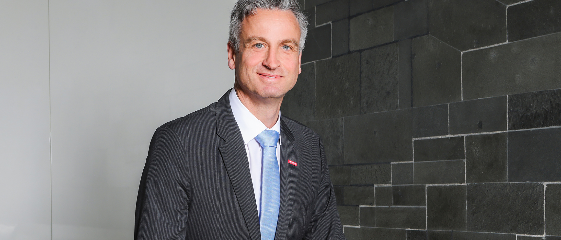 "Die Regierung vernichtet Potenziale. Ohne Struktur ein ganzes Jahr auf Kosten des Mittelstandes und vor allem auf Kosten der Zukunft unserer jungen Menschen auf Sicht fahren, ist schlicht zu wenig." - Hauptgeschäftsführer Peter Karst. "Die Regierung vernichtet Potenziale. Ohne Struktur ein ganzes Jahr auf Kosten des Mittelstandes und vor allem auf Kosten der Zukunft unserer jungen Menschen auf Sicht fahren, ist schlicht zu wenig." - Hauptgeschäftsführer Peter Karst.