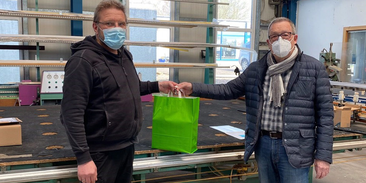 Roger Möhle bringt die Tests persönlich bei Stephan Kolleck vorbei. Glaser, Innung, Corona, Tests