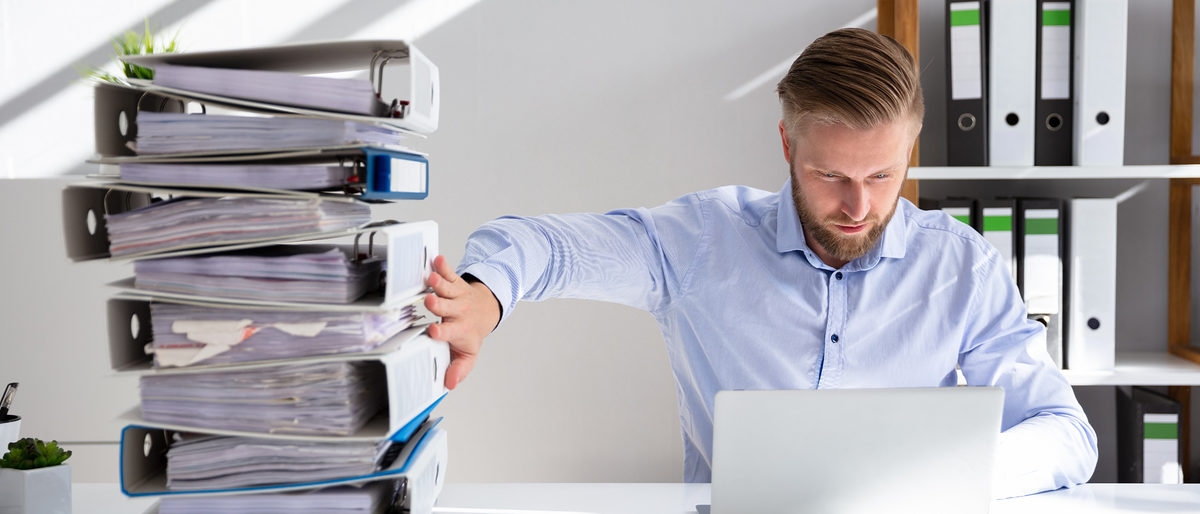 AdobeStock_269731799, digitalisierung, büro, buero, akten, papier, pc, computer,