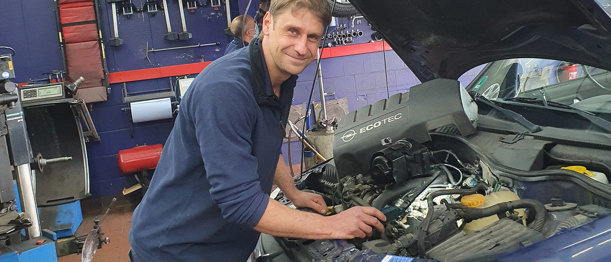 Trotz vieler Herausforderungen hat Christoph Sander den Schritt in die Selbständigkeit nicht bereut. nachfolgegeschichte, sander, christoph, kfz, Auto, werkstatt, übernahme, betriebsübergabe, betriebsübernahme, nachfolge