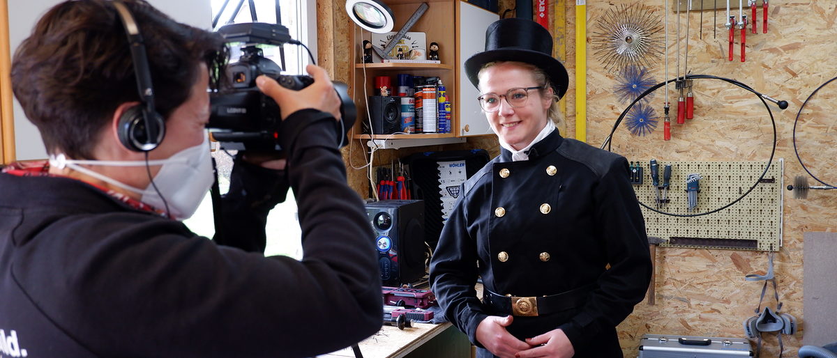Schornsteinfegermeisterin Nina Sicher beim Videodreh Schornsteinfegerin, Sicher