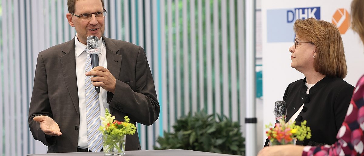 Matthias Mölle, Leiter der Akademie des Handwerks (links im Bild) sprach auf der Jubiläumsfeier u.a. über die Bedeutung des Fördermittelprogramms. Matthias Mölle, Leiter der Akademie des Handwerks (links im Bild) sprach u.a. über die Bedeutung des Fördermittelprogramms.