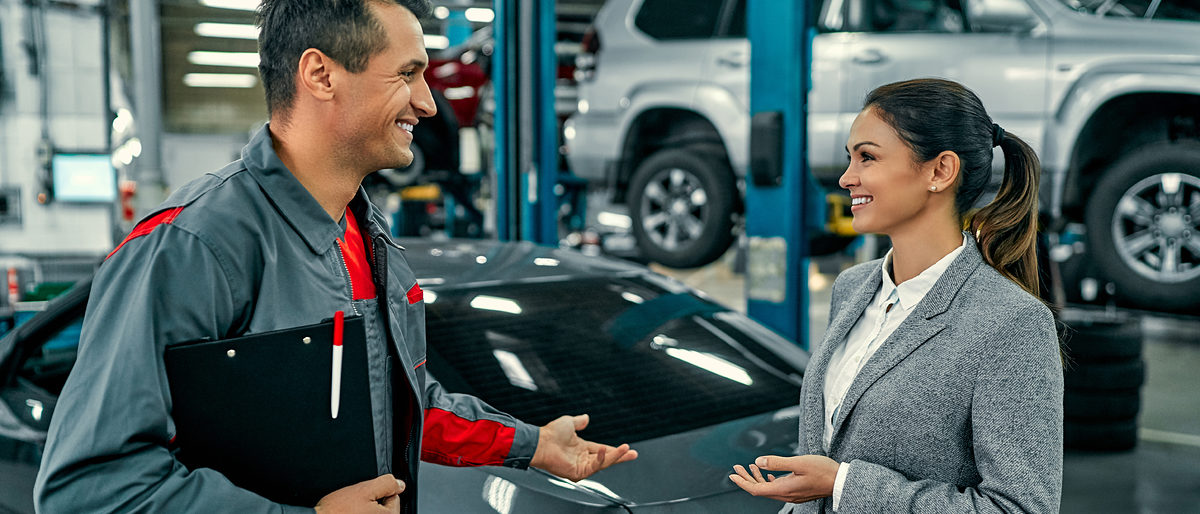 Beautiful businesswoman and auto service mechanic are discussing the work and signing documents. Car repair and maintenance. Schlagwort(e): adult, auto, automobile, automotive, business, businesswoman, car, caucasian, client, customer, engine, examining, female, fix, garage, hand, handsome, indoors, industry, inspection, job, looking, maintenance, man, master, mechanic, occupation, owner, people, person, profession, professional, repair, service, shop, showing, sign, signature, station, talking, technician, technology, transport, two, uniform, vehicle, white, work, worker, young