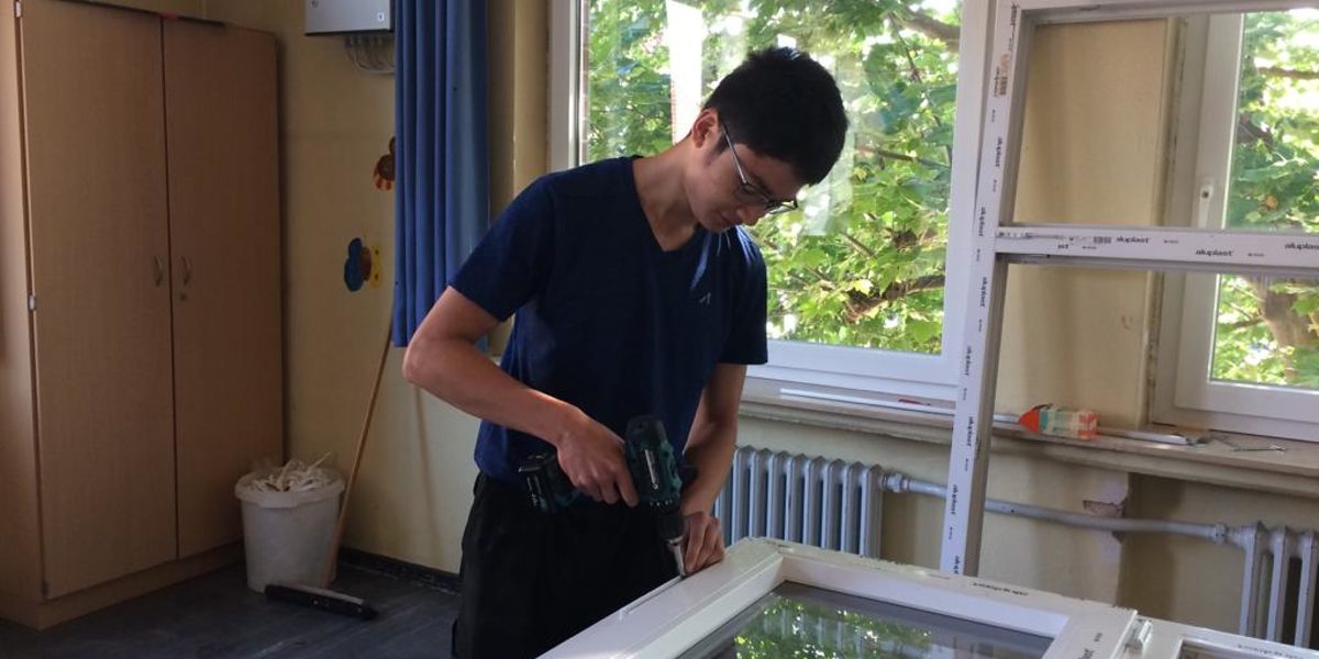 Leon Ayasit macht im Rahmen des Sommercamps in der Tischlerei F.W. Behre ein Praktikum. Leon Ayasit macht im Rahmen des Sommercamps in der Tischlerei F.W. Behre ein Praktikum.