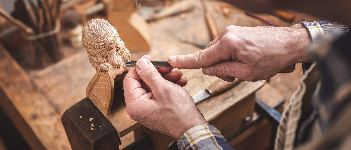 handwerk, schnitzen, kunsthandwerk, holzbildhauer, holz, hände, figur, skulptur, schnitzeisen, schnitzerei, tischler, schreiner, werkbank, flacheisen, werkzeug, späne, werkstatt, holzbearbeitung, mann, meister, künstler, hobby, freizeit, beitel, stechbeitel, handarbeit