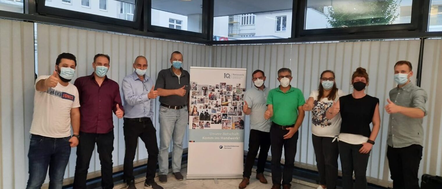 Daumen hoch zur Videoschulung: Ahmed Moussa (von links), Michael Trommen, Torsten Beez, Thomas Schmitz, Hannes Leber, Hussein Kerri, Birgit Lietzau, Sonja Kiekens und Jan Kutscha beim Lernworkshop "Videoproduktion mit dem Handy im Marmorsaal der Handwerkskammer Hannover Lernworkshop in der Handwerkskammer Hannover zum Thema Videoproduktion mit dem Handy.