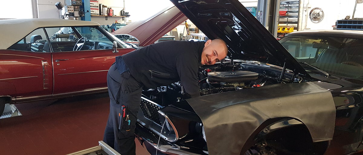 Absolvent des trialen Studiums und Werkstattleiter Gideon-Liam Senne in einer der Hallen der Kfz-Werkstatt Motorcompany in Isernhagen. Absolvent des trialen Studiums und Werkstattleiter Gideon-Liam Senne in einer der Hallen der Kfz-Werkstatt Motorcompany in Isernhagen.