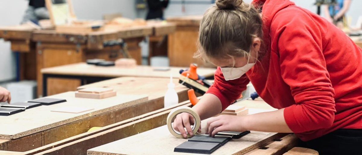 Konzentriert bei der Arbeit: Rund 70 Schülerinnen haben während des Projekts "Mädchen ins Handwerk" in die Bereiche Kfz und Holz geschnuppert. Konzentriert bei der Arbeit: Rund 70 Schülerinnen haben während des Projekts "Mädchen ins Handwerk" in die Bereiche Kfz und Holz geschnuppert