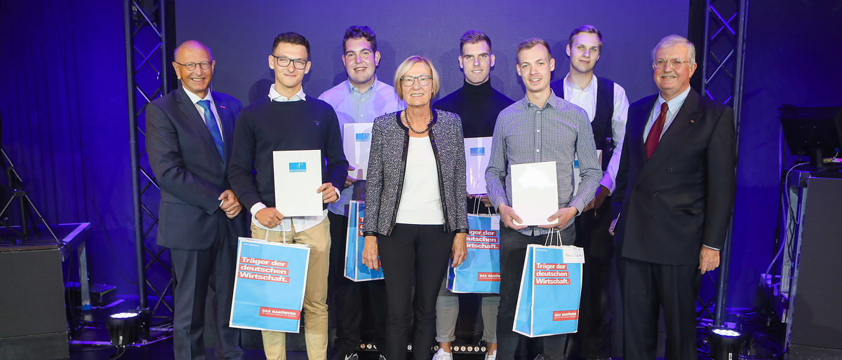 Die Kurt-Alten-Stiftung zeichnet einen Meister und einen Gesellen für besondere Leistungen aus und vergibt drei Jahresstipendien. Die Kurt-Alten-Stiftung zeichnet einen Meister und einen Gesellen für besondere Leistungen aus und vergibt drei Jahresstipendien.