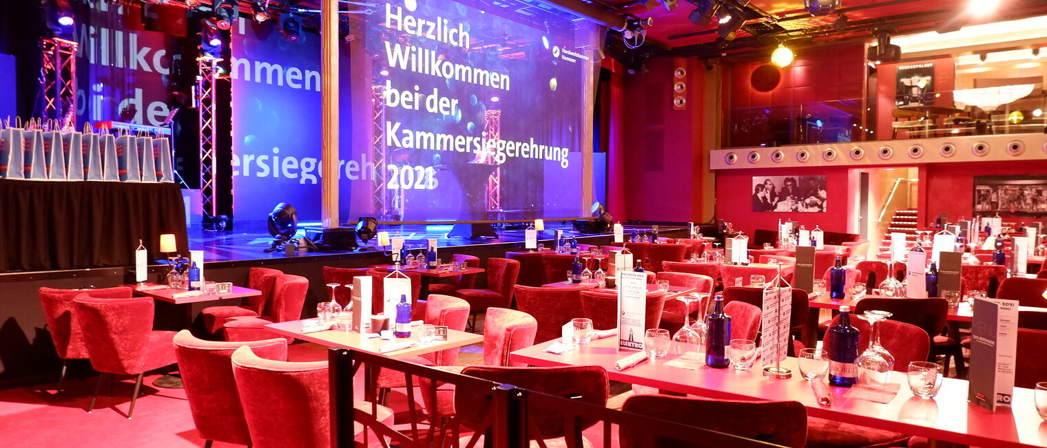 Im GOP Varieté-Theater erheilten die Junghandwerkerinnen und -handwerker in feierlicher Umgebung ihre Urkunden überreicht. Im GOP Varieté-Theater erheilten die Junghandwerkerinnen und -handwerker in feierlicher Umgebung ihre Urkunden überreicht.