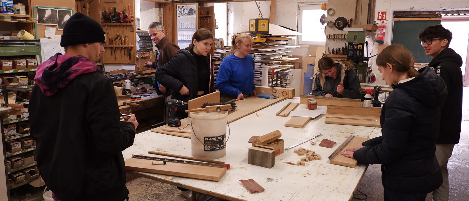 In der Möbeltischlerei des Unternehmens Haus und Holz in Hameln arbeiten die Schülerinnen und Schüler an einem selbst entwickelten Multifunktionsregal. In der Möbeltischlerei des Unternehmens Haus und Holz in Hameln arbeiten die Schülerinnen und Schüler an einem selbst entwickelten Multifunktionsregal.