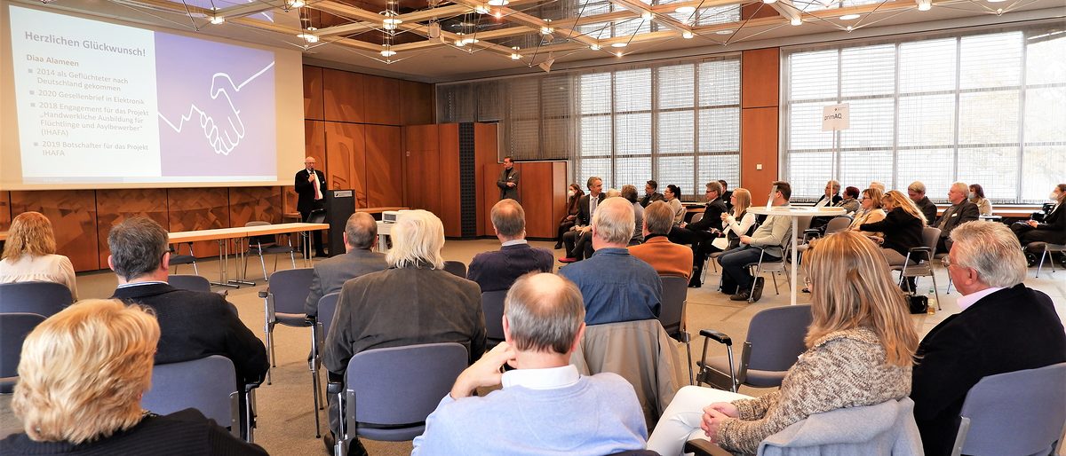 Der Präsident der Handwerkskammer Hannover, Karl-Wilhelm Steinmann, begüßt die Teilnehmer des ersten Ehrenamtsforums im großen Saal der Kammer. Der Präsident der Handwerkskammer Hannover, Karl-Wilhelm Steinmann, begüßt die Teilnehmer des ersten Ehrenamtsforum im großen Saal der Kammer.