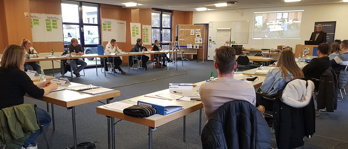 Weiterbildung zum Kfz-Service-Profi: Trainer Bernd Kerwien schult mehrere junge Mitarbeiterinnen und Mitarbeiter in der Innung des Kraftfahrzeughandwerks. Kfz-Service-Profi Weiterbildung mit Trainer Bernd Kerwien in der Innung des Kraftfahrzeughandwerks in Garbsen