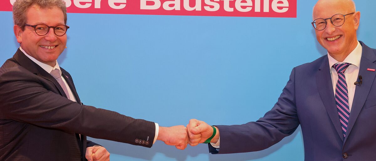 Unter neuer Präsidentschaft: Karl-Wilhelm Steinmann (links) übergibt sein Amt an den neuen Präsidenten der Handwerkskammer Hannover Thomas Gehre. Unter neuer Präsidentschaft: Karl-Wilhelm Steinmann (links) übergibt sein Amt an den neuen Präsidenten der Handwerkskammer Hannover Thomas Gehre.