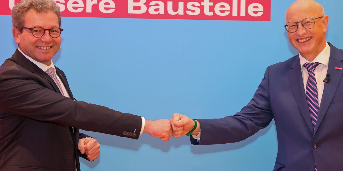 Unter neuer Präsidentschaft: Karl-Wilhelm Steinmann (links) übergibt sein Amt an den neuen Präsidenten der Handwerkskammer Hannover Thomas Gehre.
