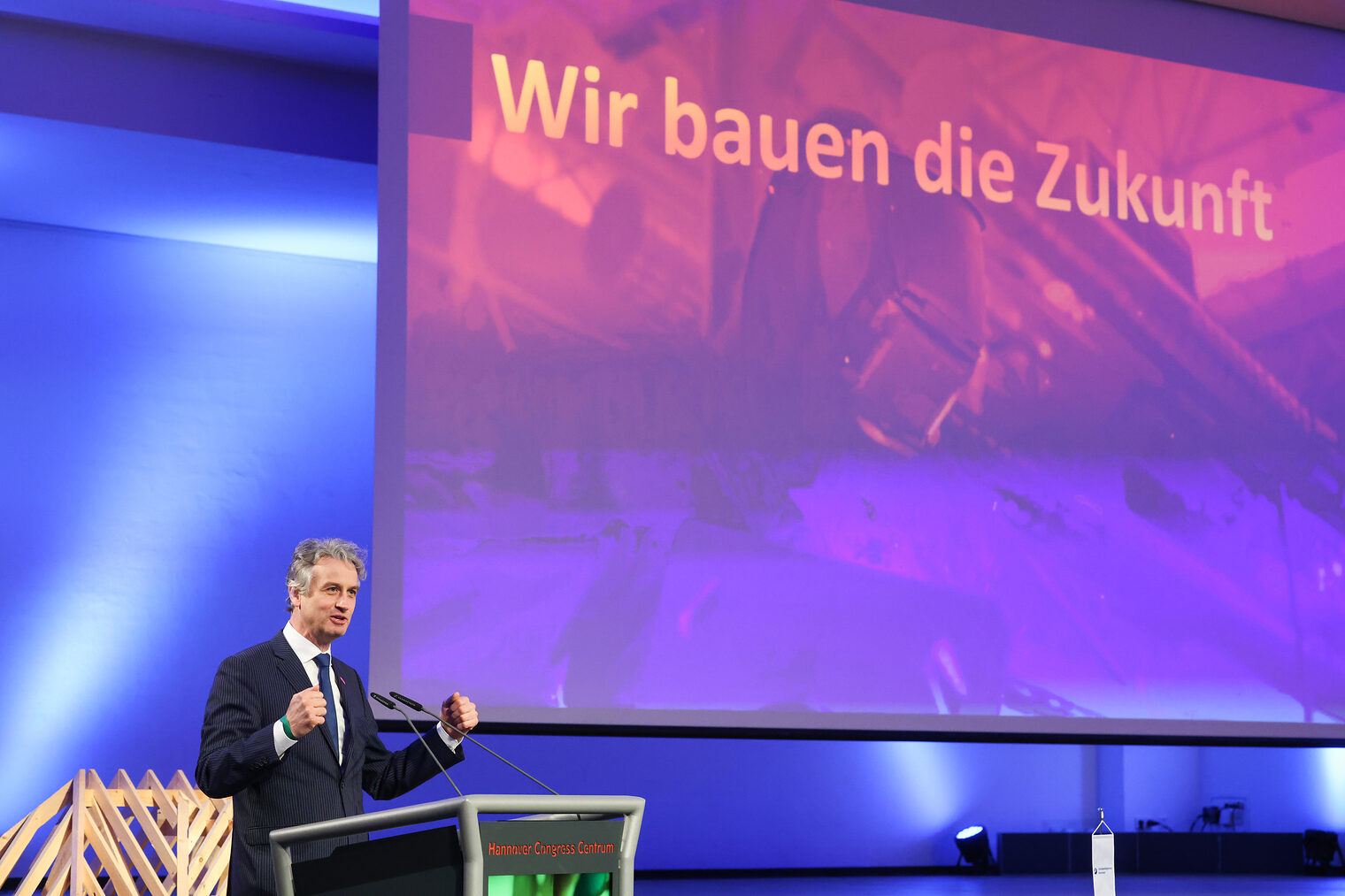 Neben dem jetzt ehemaligen Präsidenten der Handwerkskammer Hannover hat auch der Hauptgeschäftsführer Peter Karst seinen Bericht der Vollversammlung präsentiert. (Hinweis: Die geschlossene Veranstaltung fand unter der 2Gplus-Regel statt.)