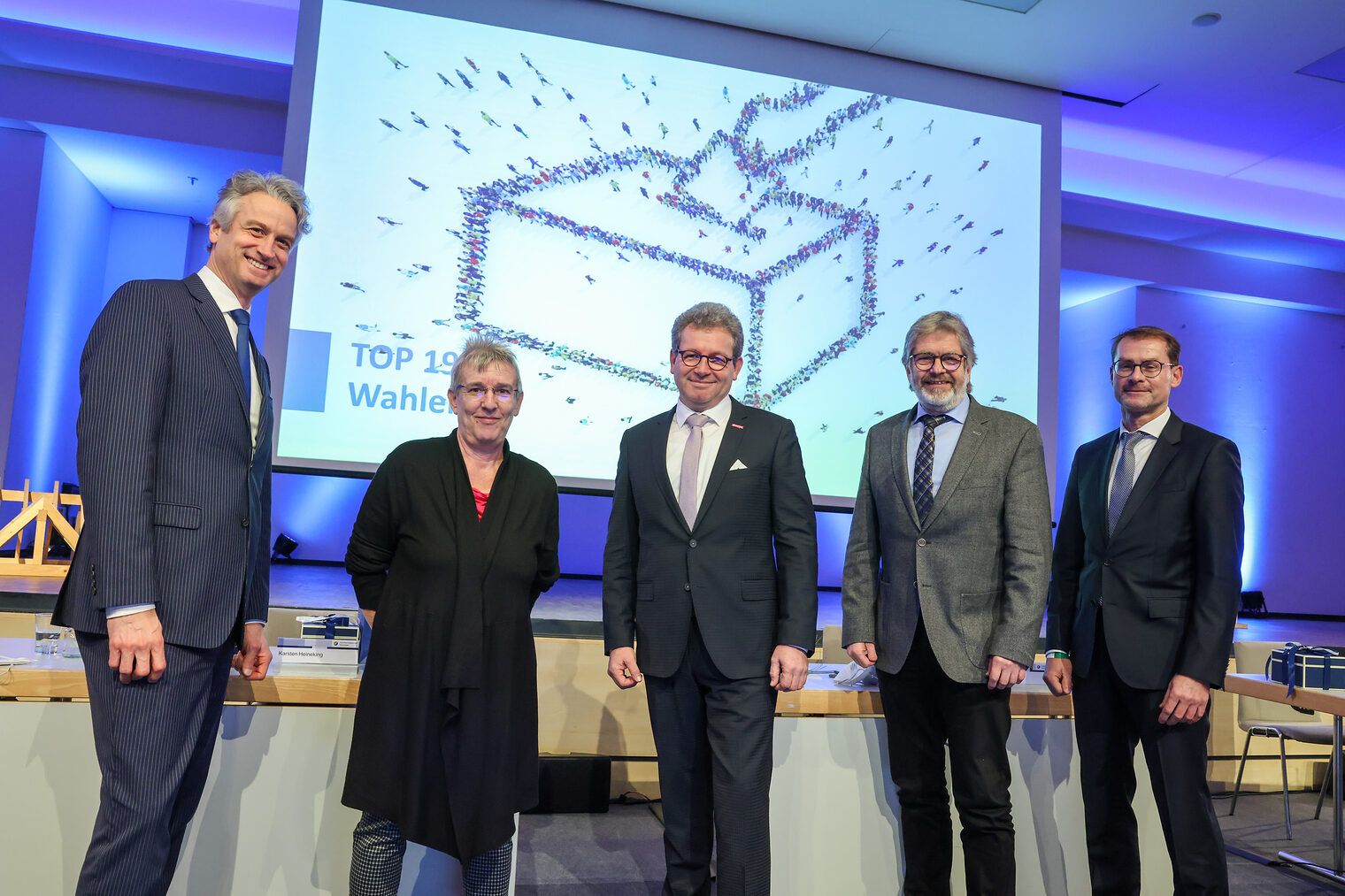 Aus der geheimen Wahl tritt Thomas Gehre (Mitte) als neuer Präsident der Handwerkskammer Hannover hervor. Sein bisheriges Amt als Arbeitgeber-Vizepräsident übernahm nach einer weiteren geheimen Wahl Karsten Heineking (zweiter von rechts). (Hinweis: Die geschlossene Veranstaltung fand unter der 2Gplus-Regel statt.)