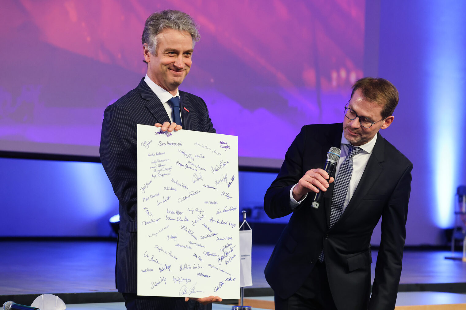 Zum Abschied überreichten der Hauptgeschätsführer Peter Karst und sein Stellvertreter Dr. Carl-Michael Vogt eine große Dankeskarte mit dem Abbild von Karl-Wilhelm Steinmann und mehreren Unterschriften der Belegschaft der Kammer an den scheidenden Kammer-Präsidenten Karl-Wilhelm Steinmann. (Hinweis: Die geschlossene Veranstaltung fand unter der 2Gplus-Regel statt.)