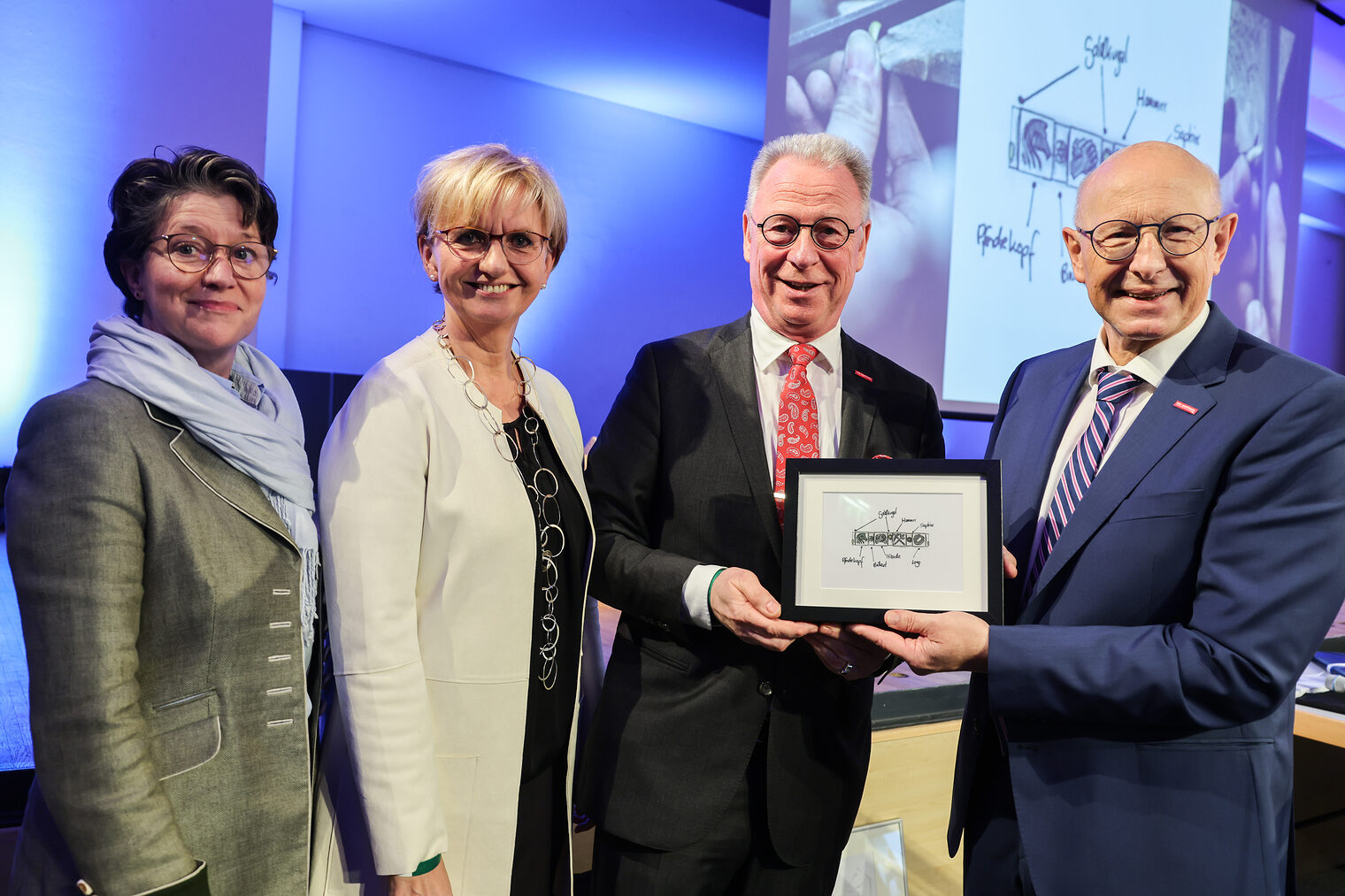 Für sein besonderes Engagement überreichte der Präsident des Niedersächsischen Handwerkstags (NHT) Mike Schneider (zweiter von rechts) Karl-Wilhelm Steinmann (links) den Ehrenring des Niedersächsischen Handwerks. (Hinweis: Die geschlossene Veranstaltung fand unter der 2Gplus-Regel statt.)