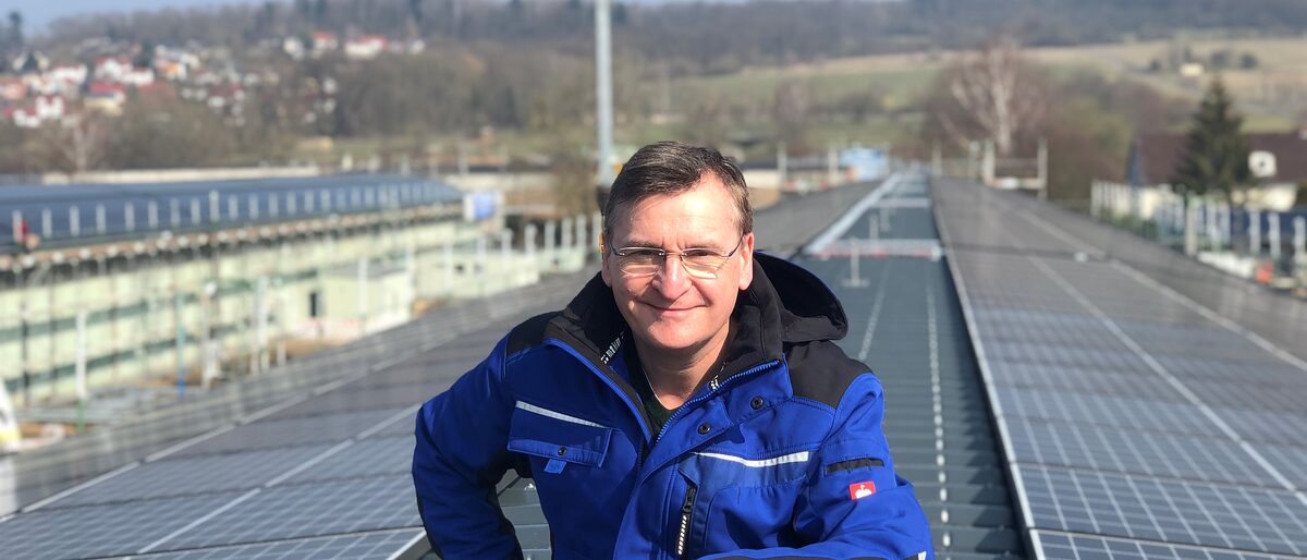 Lutz Reimann auf dem Dach mit Solarpark. elektroma, Solar, Dach, klimaneutral, Klima