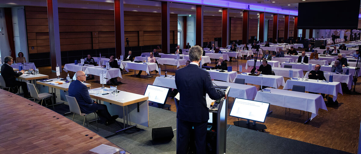 Hauptgeschäftsführer der Handwerkskammer Hannover Peter Karst präsentiert seinen Bericht der Vollversammlung im Hannover Congress Centrum. Hauptgeschäftsführer der Handwerkskammer Hannover Peter Karst präsentiert seinen Bericht der Vollversammlung im Hannover Congress Centrum.