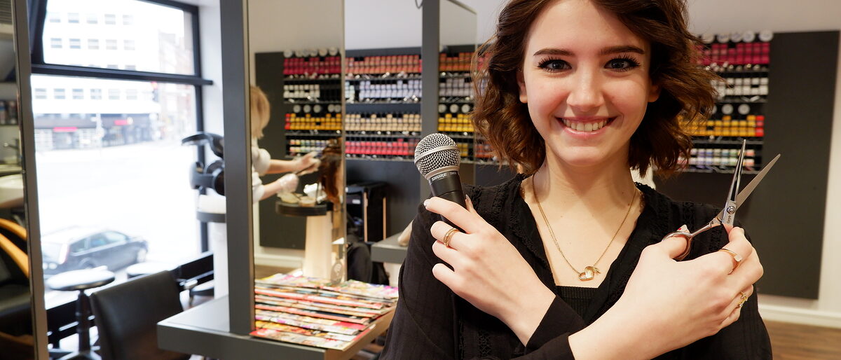 Steht kurz vor ihrem Abschluss der Ausbildung: Die zukünftige Friseurin und Sängerin Cynthia Richter. Steht kurz vor ihrem Abschluss der Ausbildung: Die zukünftige Friseurin und Sängerin Cynthia Richter.