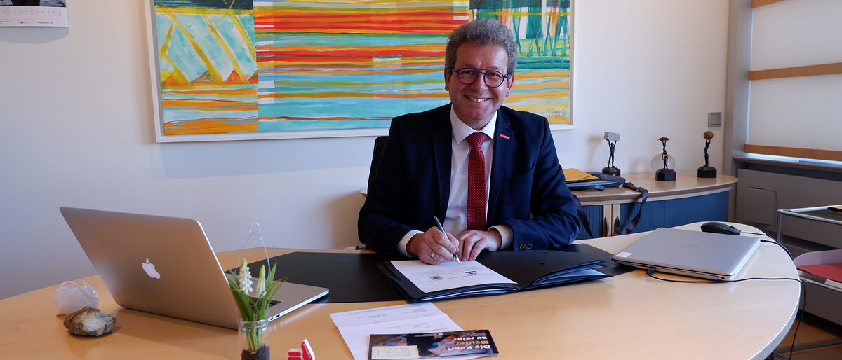 Handwerkskammerpräsident Thomas Gehre an seinem neuen Schreibtisch. Gehre, Präsident
