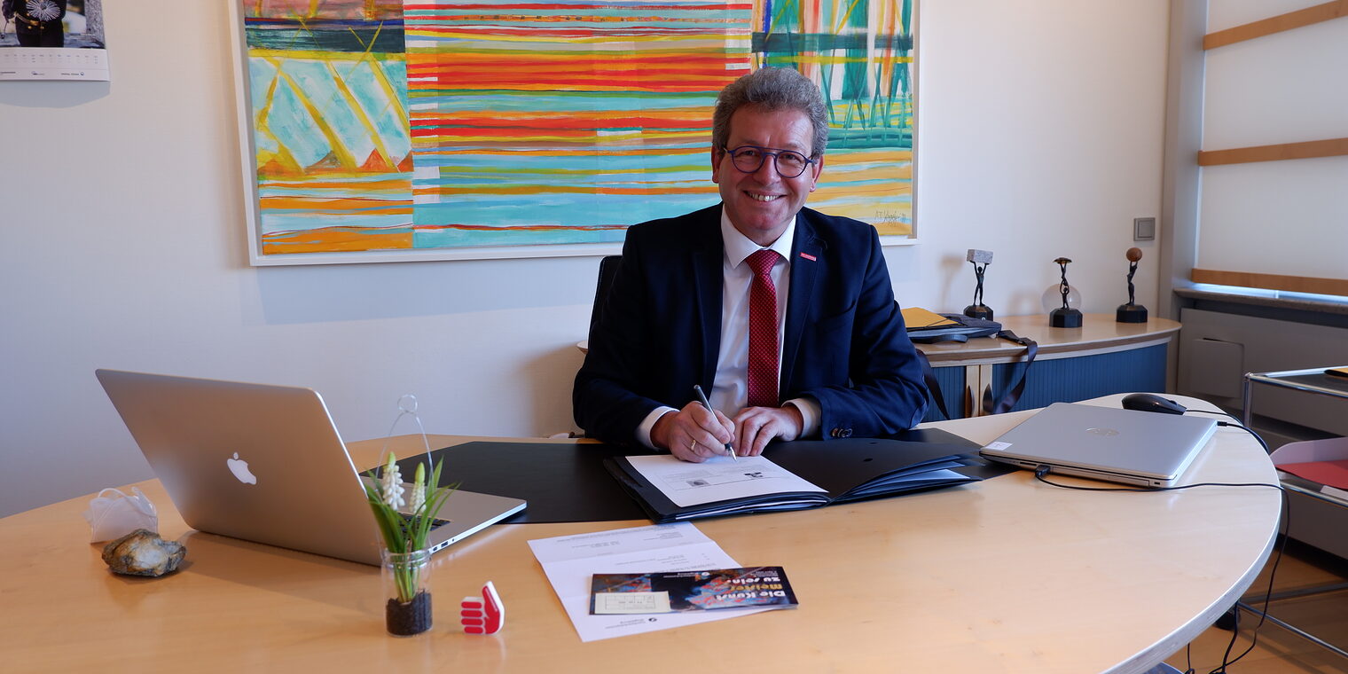 Handwerkskammerpräsident Thomas Gehre an seinem neuen Schreibtisch. Gehre, Präsident