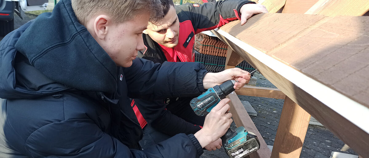 Auf dem Betriebsgelände der Dachdeckerei Heinrich Henke in Obernkirchen: Schüler der IGS Schaumburg lernen ein Dach zu decken.