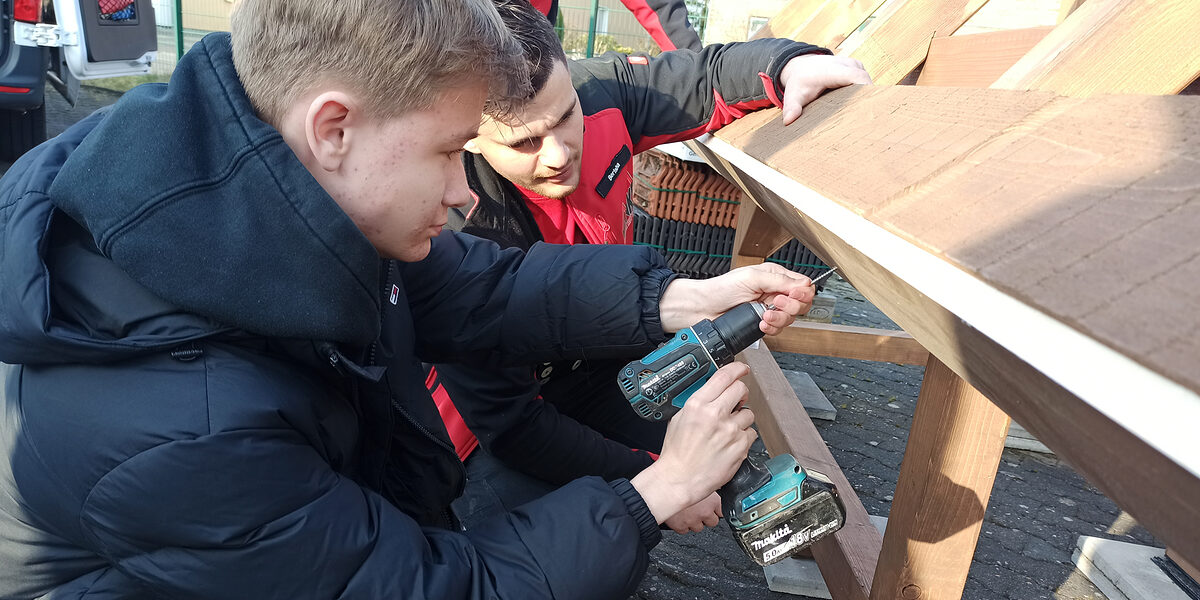 Auf dem Betriebsgelände der Dachdeckerei Heinrich Henke in Obernkirchen: Schüler der IGS Schaumburg lernen ein Dach zu decken.
