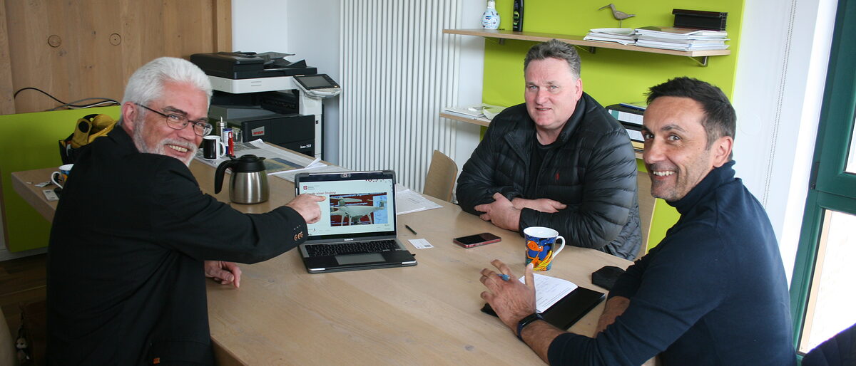 Unterstützen Bernd Voss (Mitte) bei der Digitalisierung seiner Dachdeckerei: Uwe Brehl, Beauftragter für Innovation und Technologie (BIT) - Digitalisierung (rechts), und Rainer Holtz, Projektleiter bei Schaufenster Oldenburg - Mittelstand-Digital Zentrum Handwerk im BFE. Unterstützen Bernd Voss (Mitte) bei der Digitalisierung seiner Dachdeckerei: Uwe Brehl, Beauftragter für Innovation und Technologie (BIT) - Digitalisierung (rechts), und Rainer Holtz, Projektleiter bei Schaufenster Oldenburg - Mittelstand-Digital Zentrum Handwerk im BFE.