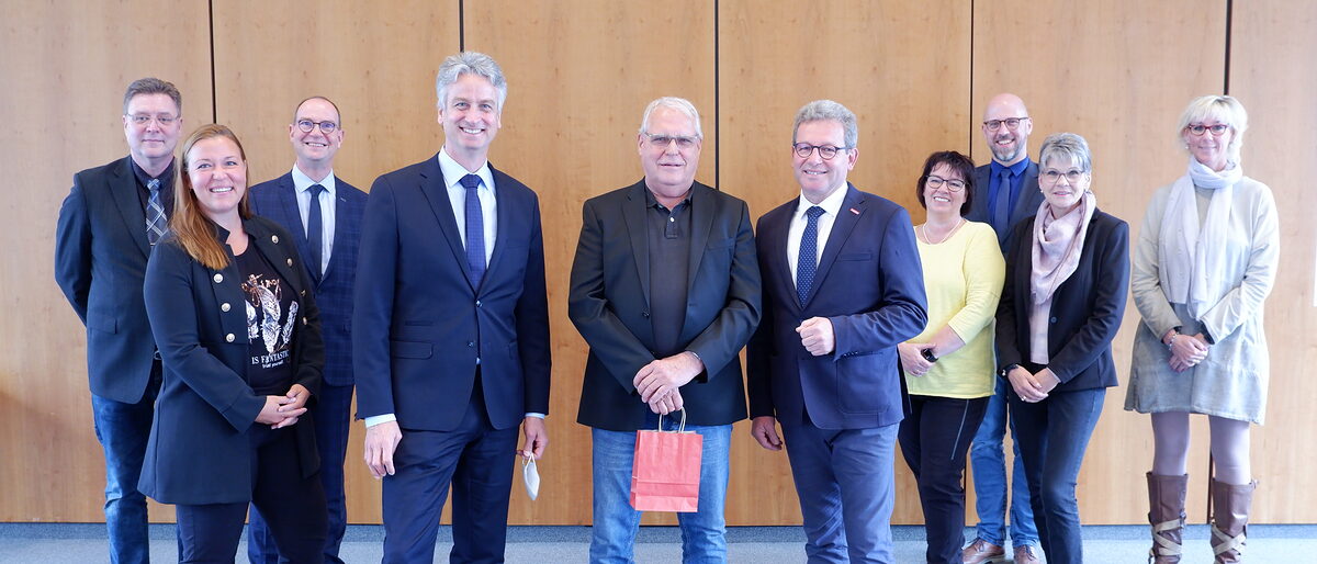 Verabschiedet sich nach 35 Jahren Ehrenamt im Meisterprüfungsausschuss Hörakustiker: Wolfgang Huep (Mitte) mit Hauptgeschäftsführer Peter Karst (Vierter v. l.), Kammerpräsident Thomas Gehre (Sechster v. l.) und den Ausschuss-Mitgliedern. Verabschiedet sich nach 35 Jahren Ehrenamt im Meisterprüfungsausschuss Hörakustiker: Wolfgang Huep (Mitte) mit Hauptgeschäftsführer Peter Karst (Vierter v. l.), Kammerpräsident Thomas Gehre (Sechster v. l.) und den Ausschuss-Mitgliedern.