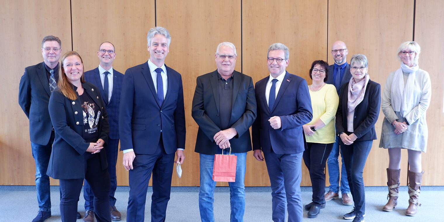 Verabschiedet sich nach 35 Jahren Ehrenamt im Meisterprüfungsausschuss Hörakustiker: Wolfgang Huep (Mitte) mit Hauptgeschäftsführer Peter Karst (Vierter v. l.), Kammerpräsident Thomas Gehre (Sechster v. l.) und den Ausschuss-Mitgliedern. Verabschiedet sich nach 35 Jahren Ehrenamt im Meisterprüfungsausschuss Hörakustiker: Wolfgang Huep (Mitte) mit Hauptgeschäftsführer Peter Karst (Vierter v. l.), Kammerpräsident Thomas Gehre (Sechster v. l.) und den Ausschuss-Mitgliedern.
