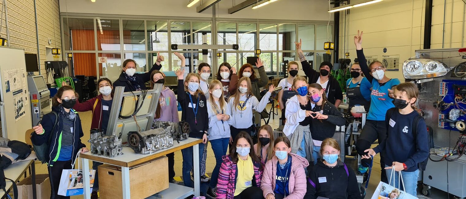 Zukunftstag auf dem Campus Handwerk: 15 Schülerinnen probierten sich in den Bereichen Kfz und Tischlerei aus. Zukunftstag auf dem Campus Handwerk: 15 Schülerinnen probierten sich in den Bereichen Kfz und Tischlerei aus.