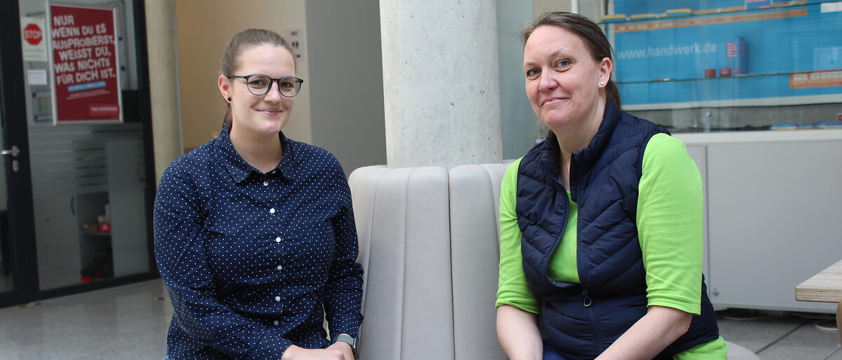 Vanessa Gluth (l.) erhofft sich einen vertrauensvollen Austausch mit Mentorin Anneke Bongert. FiF, Frauen, Führung, Mentoring, Mentorin