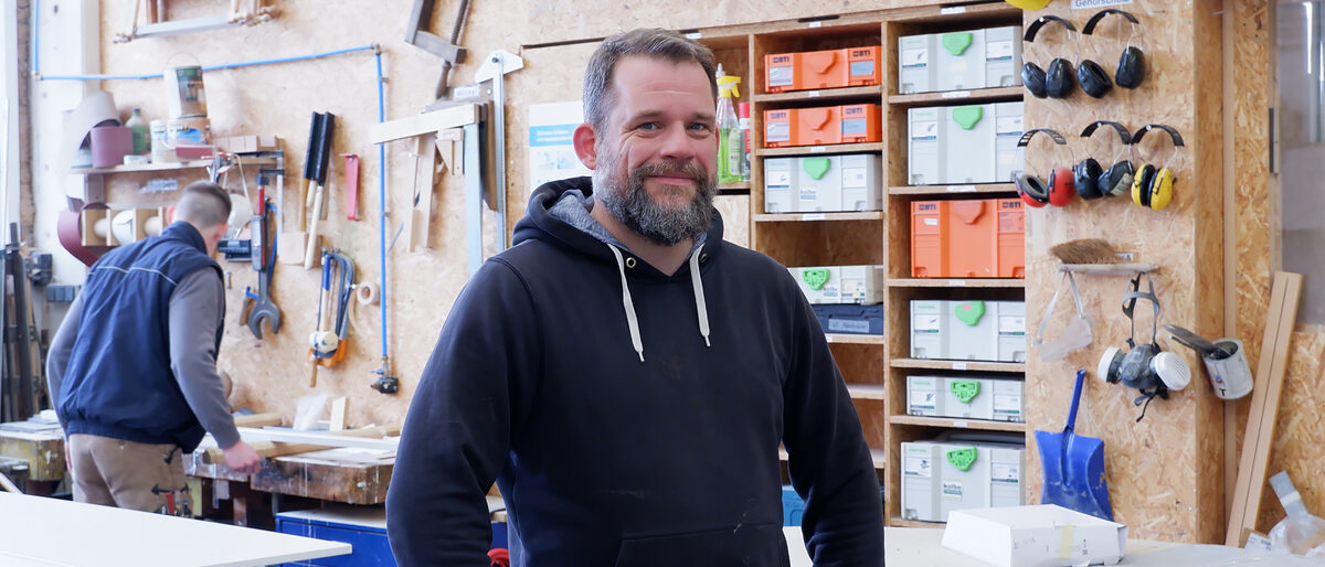 Benjamin Kolbe in seiner Werkstatt. Kolbe, Tischler, Digitalisierung