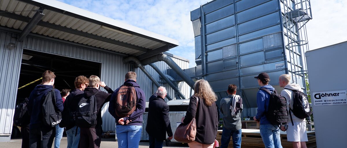 Auf dem Gelände der Tischlerei Wackerhagen: Geschäftsführer Werner Gottenströter (Mitte) zeigt Schülern seinen Betrieb und stellt den Beruf der Tischlerin und des Tischlers vor. Auf dem Gelände der Tischlerei Wackerhagen: Geschäftsführer Werner Gottenströter (Mitte) zeigt Schülern seinen Betrieb und stellt den Beruf der Tischlerin und des Tischlers vor.
