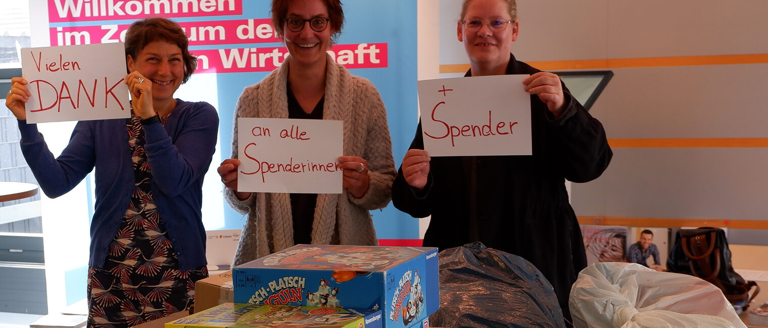 Organisatorinnen Benita von Steinaecker, Anja Meyer und Julia Yilmaz (v.l.) freuten sich über die gefüllten Kisten.