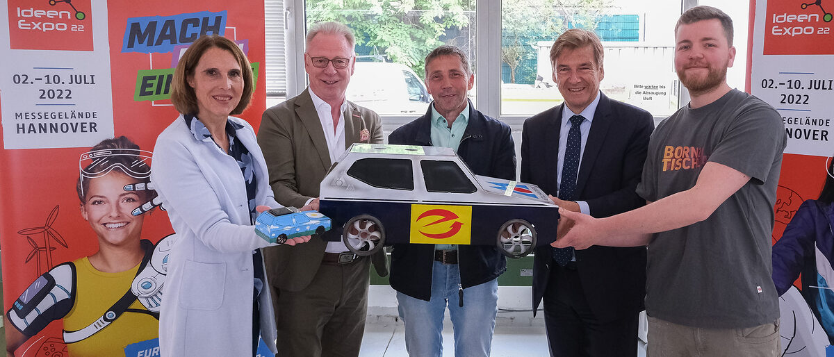 Vorstellung des Handwerksstandes auf der IdeenExpo 2022: Cornelia Höltkemeier - Mike Schneider - Andreas Biermann - Dr. Volker Schmidt - Azubi David Gross (v.l.) Hannover - IdeenExpo: Mit MINT-Berufen im Bau-, Ausbau- und Fahrzeugbaugewerbe die Zukunft gestalten - Pressekonferenz bei Biermann Holzbau - Gruppenbild von links: Cornelia Höltkemeier - Mike Schneider - Andreas Biermann - Dr. Volker Schmidt - Azubi David Gross - Foto IdeenExpo / Tim Schaarschmidt